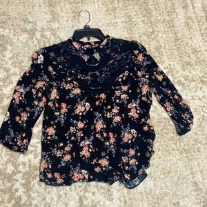 Super cute! Great condition perfect for being casual Great colors and cute lace